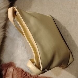 Mondani New York Cream Leather Shoulder Bag. ZIP Close. Like New.